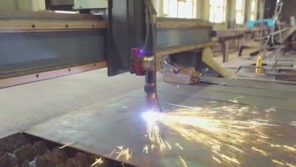 Cortando espaços em branco de metal em uma máquina CNC. Corte de gás de trabalho. Corte de gás em uma fábrica. — Vídeo de Stock