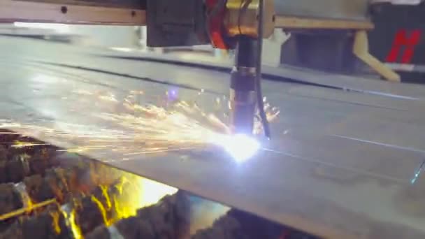 Cortar espacios en blanco de metal en una máquina CNC de cerca. Trabajo de corte de gas. Corte de gas en una fábrica. — Vídeos de Stock