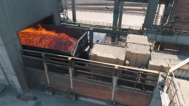 El proceso de fabricación de carbón para hornos de coque. Un coche con carbón de coque caliente entra para enfriarse. Procesos en una planta metalúrgica — Vídeo de stock