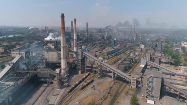 Vuelo sobre una gran planta metalúrgica. Planta metalúrgica grande vista aérea Emisiones de una planta metalúrgica — Vídeos de Stock