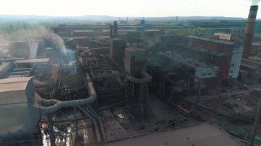 Büyük metalürjik bitki üst görüntüsü. Büyük bir metalürjik tüttürme bitkisinin üzerinde uçuyor. Büyük bir şirketin endüstriyel dış mekanı.