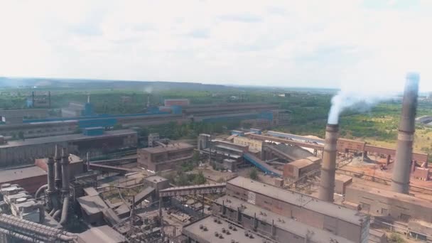 大型工厂的排放物。工厂的烟囱冒出浓重的白烟.在工厂冒着烟的烟囱边飞行 — 图库视频影像