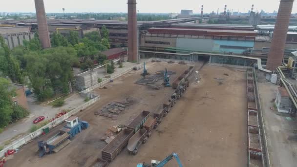 Riciclaggio rifiuti metallici, cantiere di riciclaggio dei metalli. Riciclaggio del metallo. Escavatore con impugnatura — Video Stock