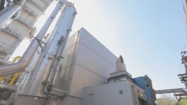 Modern bitki. Modern bir fabrikada parlak depolama tankları. Fabrikadaki modern boru hattı