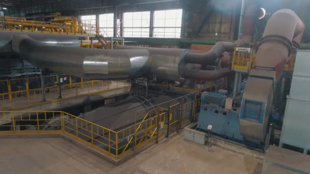 Tubos metálicos grandes en la fábrica. Tubos de gran diámetro en un taller industrial. Dentro de una planta industrial. — Vídeos de Stock