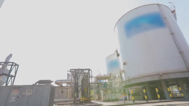 Réservoirs de stockage blancs pour liquides dans une usine moderne. Grands réservoirs de stockage dans l'usine. Extérieur d'une usine moderne. — Video