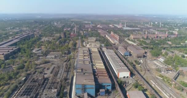 飞越一个大型冶金厂。工业外空中景观。大型现代化工厂 — 图库视频影像