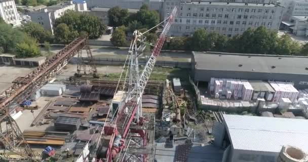 Vista aérea de la grúa torre. El trabajo de una gran grúa de construcción. Grúa torre — Vídeo de stock