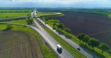 Yol manzarası boyunca giden arabalar. Modern otoban manzaralı. Modern bir otoyol boyunca arabalar sürüyor..