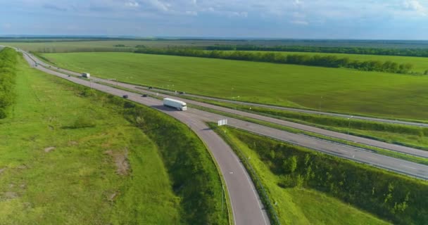 Road with cars top view. Highway outside the city, fields at the edges of the road — Stock Video