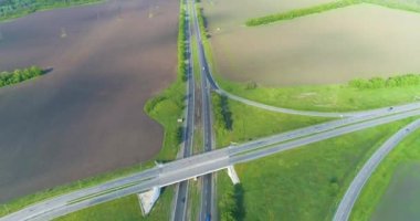 Yol manzarası boyunca giden arabalar. Modern otoban manzaralı. Modern bir otoyol boyunca arabalar sürüyor..