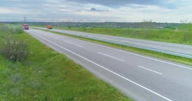 Araba manzaralı bir yol. Şehrin dışındaki otoyol, yolun kenarındaki tarlalar.