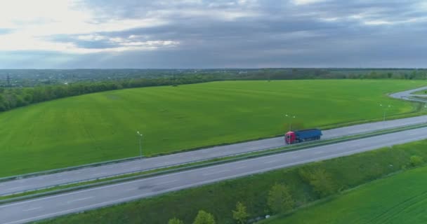 Bilar kör längs vägen ovanifrån. Modern utsikt över motorvägen. Bilar kör längs en modern motorväg. — Stockvideo