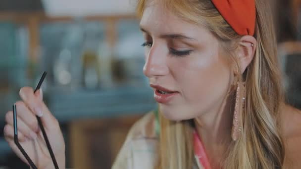 Nahaufnahme Gesicht eines jungen Mädchens, Mädchen kommuniziert mit einem Freund Nahaufnahme — Stockvideo