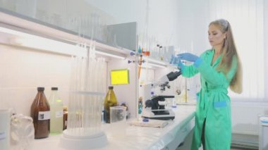 Laboratuvarda bir bilim adamının çalışması. Laboratuvardaki seksi kız.