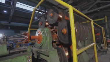 Bakır kabloyu karıştırıyorum. Makine bir fabrikada bakır telleri karıştırıyor. Kablo üretimi için bitki. Bakır kabloya yakın çekim.