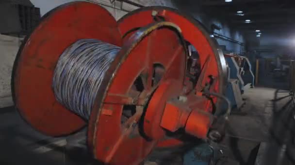 Dentro del taller de cables, una moderna fábrica de cables. Máquina de torsión de cables, interior industrial — Vídeos de Stock