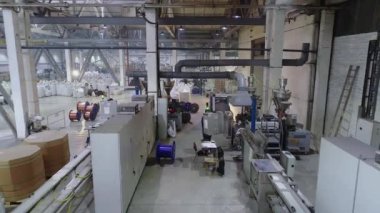 Yalıtımdan sonra kabloyu soğutmak, bir kablo atölyesinin içinde, kablo üretimi.