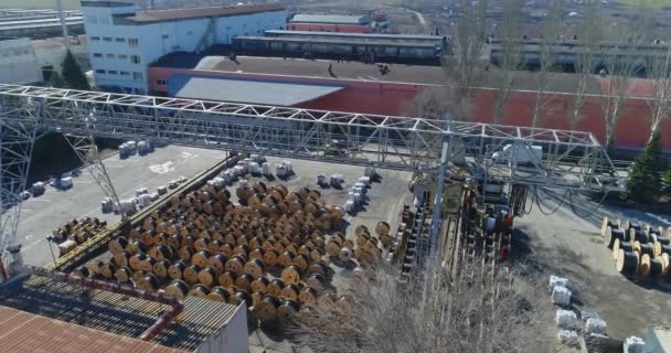 Fabbrica di produzione di cavi, vista dall'alto, magazzino di bobine con cavi vicino alla fabbrica. Grande pianta vista dall'alto — Video Stock