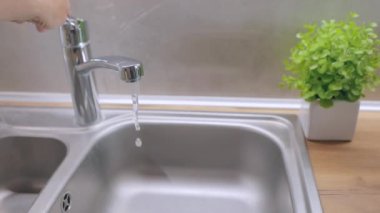 Musluktan musluk suyu akar. Muslukta su içmek. Mutfağa yakın çekim musluğu. Karıştırıcı yakın plan