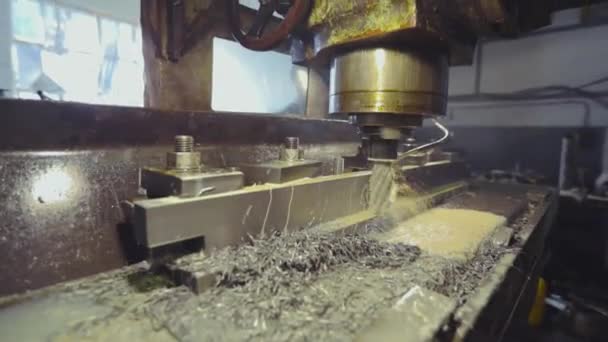 Marógép gyártásban. Fémalkatrész megmunkálása marógépen — Stock videók