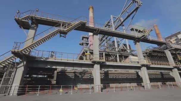 Moderna planta metalúrgica. Exterior de una planta metalúrgica, panorama de una gran planta metalúrgica. — Vídeos de Stock