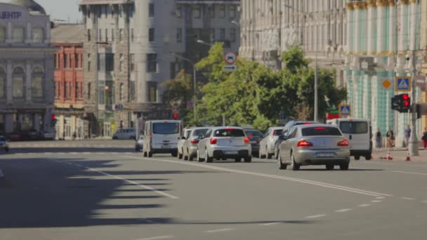 Les voitures vont sur la route. Des voitures en ville. Large route avec voiture — Video