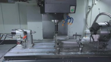 Bir cnc makinesinin parçasının oluşturulması, modern bir cnc makinesi. cnc makinesinin metal parçası