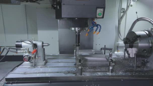 Criação de uma peça em uma máquina cnc, uma máquina cnc moderna. Peça de metal na máquina cnc — Vídeo de Stock