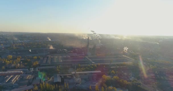 Metalürji fabrikası gün doğumunda tepede. Endüstriyel bölge hava görüntüsü. Gün batımında hava manzaralı bir fabrikanın bacasından duman çıkıyor. — Stok video