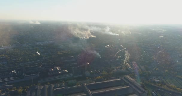 Zone industrielle vue aérienne. Usine métallurgique au lever du soleil vue du dessus. Fumée provenant de la cheminée d'une usine au coucher du soleil vue aérienne — Video