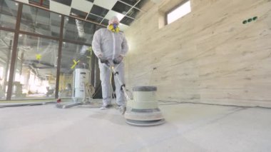 Profesyonel ekipmanlı inşaatçılar. Çizgiye çalış. Üniformalı inşaatçılar. İnşaatçılar beton döşeme yapıyorlar..