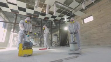 İnşaat alanında çalışma süreci. Profesyonel inşaat işçileri. Perakende satış tesislerinin inşaatı