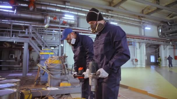 Agitar la pintura en un barril, preparando el material para su uso en una obra de construcción. Trabajador remover la pintura en un cubo — Vídeos de Stock