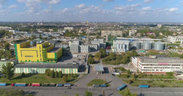 Vuelo sobre el área industrial. Muchas fábricas una al lado de la otra vista superior. Zona industrial con modernas fábricas vista superior. Planta vista superior. Planta amarilla — Vídeo de stock