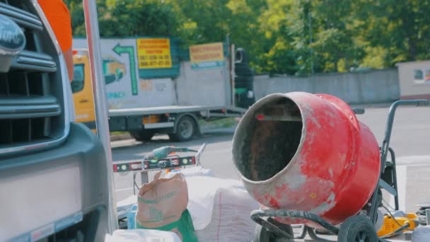 Miscelatore di calcestruzzo in un cantiere. betoniera automatica. Miscelatore moderno per calcestruzzo — Video Stock