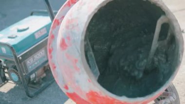 İnşaat alanında beton karıştırıcı. Otomatik beton karıştırıcı. Modern beton karıştırıcı