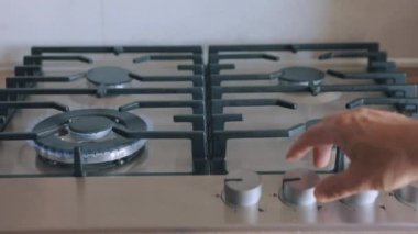 Su ısıtıcısını kapatıyorum. Gaz sobasını kapatıyoruz. Ocakta yakın çekim yangın.