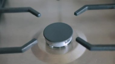 Gaz ocağında yemek pişirmek. Gaz ocağını açıyorum. Gaz sobasını açıyorum..