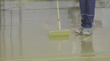 Yerleri düzleştirmek için iğne merdiveni, yakın çekimde iğne. Kendi kendine yükselen katlar oluşturma süreci.