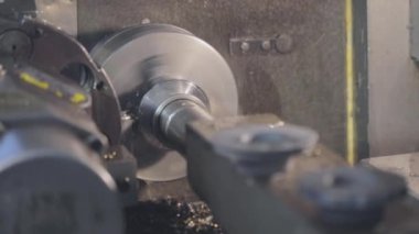 CNC makinesinde metal bir parça işleniyor. Torna, cnc makinesi. CNC Torna Makinesi.