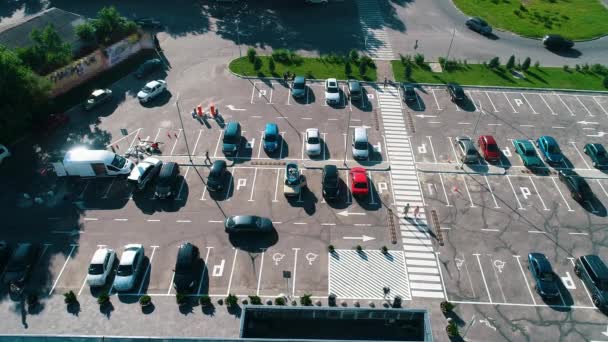 Estacionamento perto de uma loja vista superior. Span sobre um parque de estacionamento com carros. — Vídeo de Stock