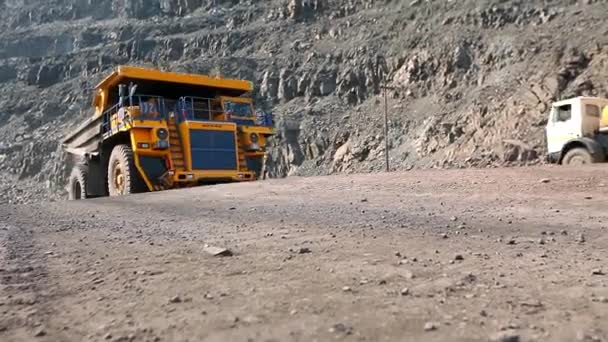 Sárga teherautó egy szénbányában. A szemétszállító áthajt a kőbányán. Nagy teherautó egy szénbányában. — Stock videók