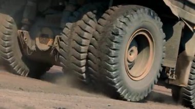 Kömür madenindeki sarı çöp kamyonu. Çöp kamyonu taş ocağından geçiyor. Kömür madeninde büyük bir çöp kamyonu.