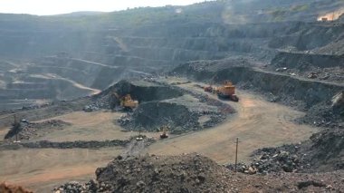 Büyük bir kömür madeninin manzarası. Açık bir çukurda kömür madenciliği. Kömür madenciliği makineleri açık bir çukurda