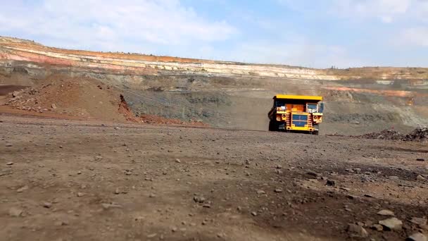 Camião amarelo numa mina de carvão. O camião do lixo atravessa a pedreira. Grande caminhão de despejo em uma mina de carvão — Vídeo de Stock
