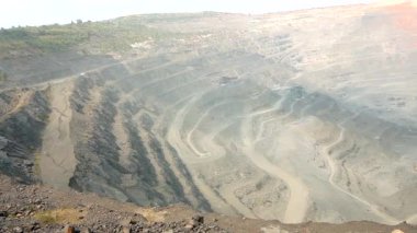 Açık bir çukurda kömür madenciliği. Kömür madenciliği makineleri açık bir çukurda. Büyük bir kömür madeninin manzarası.