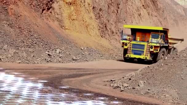 Grand camion à benne basculante. Grand camion à benne dans une mine de charbon. Visualisation du travail de l'intelligence artificielle. — Video