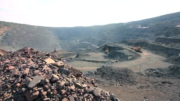 Panorama de uma grande mina de carvão. Mineração de carvão em um panorama de poço aberto. Máquinas de mineração de carvão em um poço aberto — Vídeo de Stock