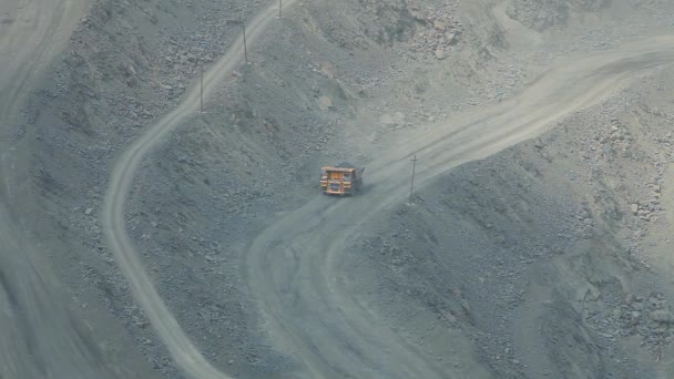 석탄 광산의 일반 계획. 덤프 트럭 이 거대 한 피트 일반 계획을 통과 한다 — 비디오